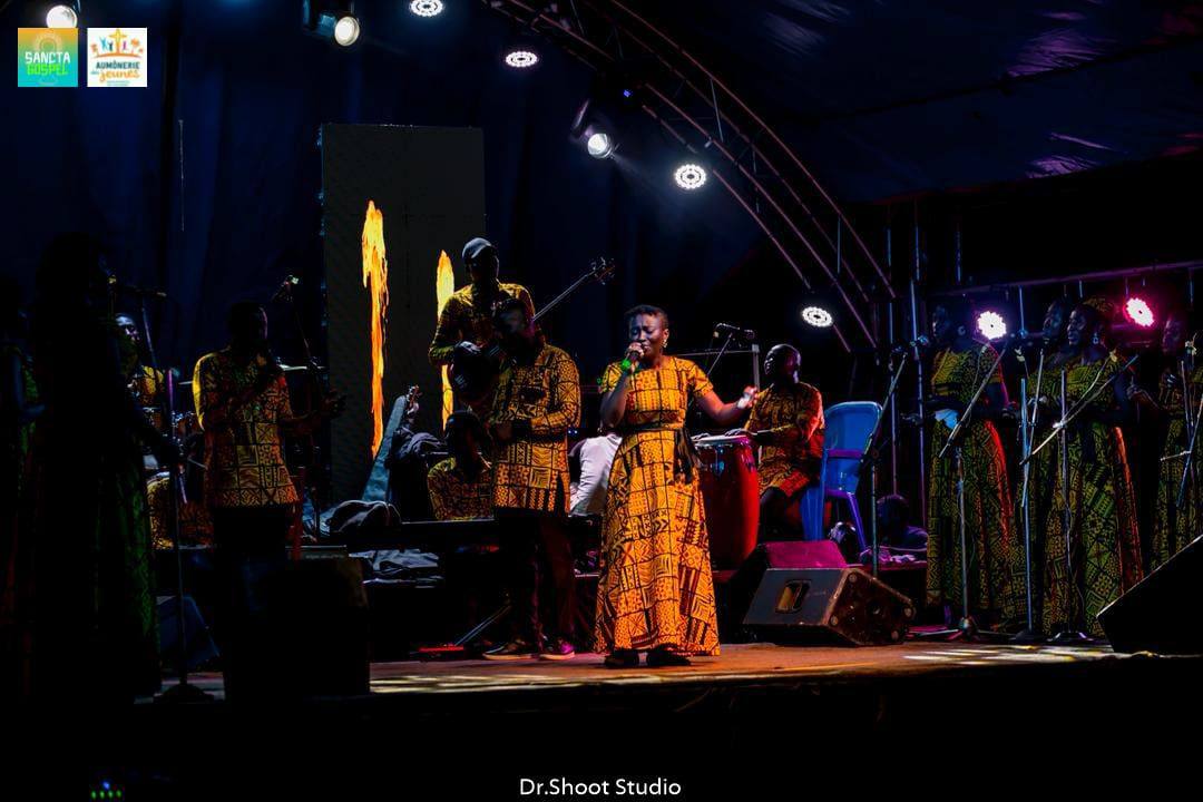 Concert Sancta Gospel - Artistes en tenue traditionnelle